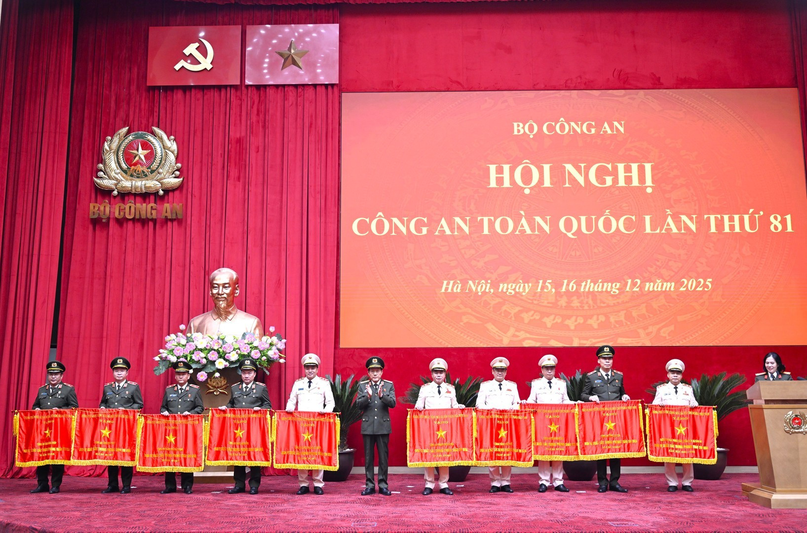 Thừa ủy quyền của Thủ tướng Chính phủ, Bộ trưởng Lương Tam Quang trao Cờ thi đua của Chính phủ tặng các đơn vị: Trường Đại học phòng cháy, chữa cháy; Công an tỉnh Lào Cai; Công an tỉnh Nghệ An; Công an thành phố Huế; Công an thành phố Hà Nội; Công an Thành phố Hồ Chí Minh; Công an tỉnh Lâm Đồng; Công an thành phố Hải Phòng; Công an tỉnh Phú Thọ; Công an tỉnh Đồng Tháp.