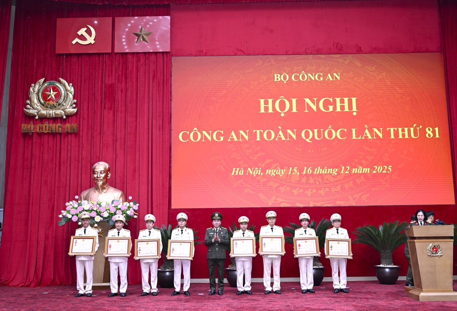 Thừa ủy quyền của Chủ tịch nước, Thứ trưởng Trần Quốc Tỏ trao Huân chương Bảo vệ Tổ quốc hạng Nhì tặng Thiếu tướng Hoàng Anh Tuyên, nguyên Phó Chánh Văn phòng Bộ Công an. Trao Huân chương Bảo vệ Tổ quốc hạng Ba tặng Thiếu tướng Vũ Văn Tấn, Cục trưởng Cục Cảnh sát quản lý hành chính về trật tự xã hội; Thiếu tướng Nguyễn Ngọc Thanh, nguyên Phó Tư lệnh Cảnh sát cơ động; Đại tá Phạm Minh Tiến, Phó Giám đốc Trung tâm dữ liệu quốc gia; Đại tá Nguyễn Thành Vĩnh, Phó Giám đốc Trung tâm dữ liệu quốc gia. Trao Huân chương Chiến công hạng Nhì tặng Thượng tá Vũ Thanh Tùng, Giám đốc Công an tỉnh Lạng Sơn; Đại tá Bùi Chiến Thắng, Phó Giám đốc Công an tỉnh Bắc Ninh. Trao Huân chương Chiến công hạng Ba tặng Đại tá Bùi Đức An, Phó Giám đốc Công an thành phố Cần Thơ.