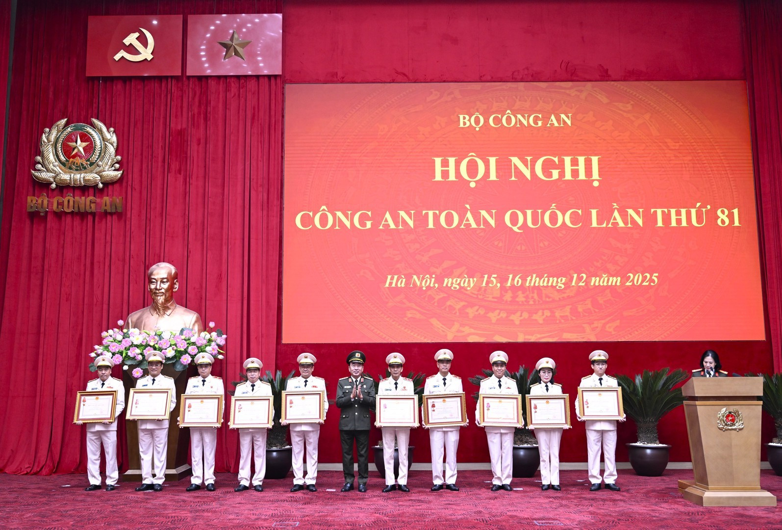 Thừa ủy quyền của Chủ tịch nước, Thứ trưởng Trần Quốc Tỏ trao Huân chương Lao động hạng Ba tặng Trung tướng Hoàng Đức Lừng, Cục trưởng Cục Tổ chức cán bộ; Đại tá Nguyễn Tuấn Dương, Phó Cục trưởng Cục Tổ chức cán bộ. Trao Huân chương Chiến công hạng Ba tặng các đồng chí: Đại tá Mai Thế Quang, Phó Cục trưởng Cục An ninh đối ngoại; Đại tá Phạm Vũ Hương Giang, Phó Cục trưởng Cục Quản lý xuất nhập cảnh; Thiếu tướng Thân Văn Hải, Cục trưởng Cục Cảnh sát phòng, chống tội phạm về môi trường; Thiếu tướng Nguyễn Thanh Tuấn, Giám đốc Công an thành phố Huế; Đại tá Nguyễn Quang Vinh, Giám đốc Công an tỉnh Cao Bằng; Thiếu tướng Đinh Việt Dũng, Giám đốc Công an tỉnh Nghệ An; Đại tá Hồ Song Ân, Giám đốc Công an tỉnh Quảng Ngãi; Đại tá Phạm Trường Giang, Phó Giám đốc Công an tỉnh Điện Biên.