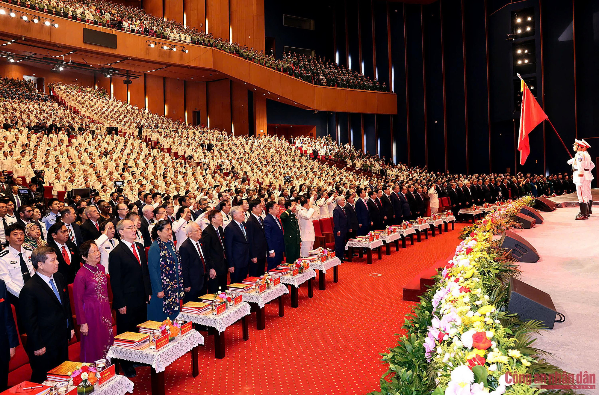 Các đồng chí lãnh đạo, nguyên lãnh đạo Đảng, Nhà nước, cùng các đại biểu thực hiện nghi thức chào cờ.