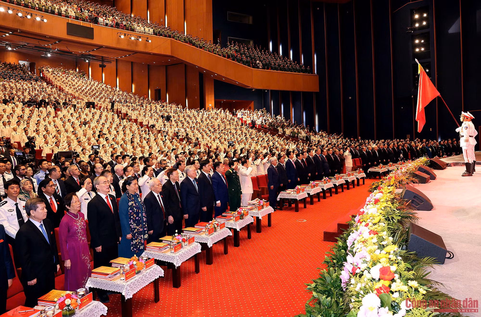 Các đồng chí lãnh đạo, nguyên lãnh đạo Đảng, Nhà nước, cùng các đại biểu thực hiện nghi thức chào cờ.
