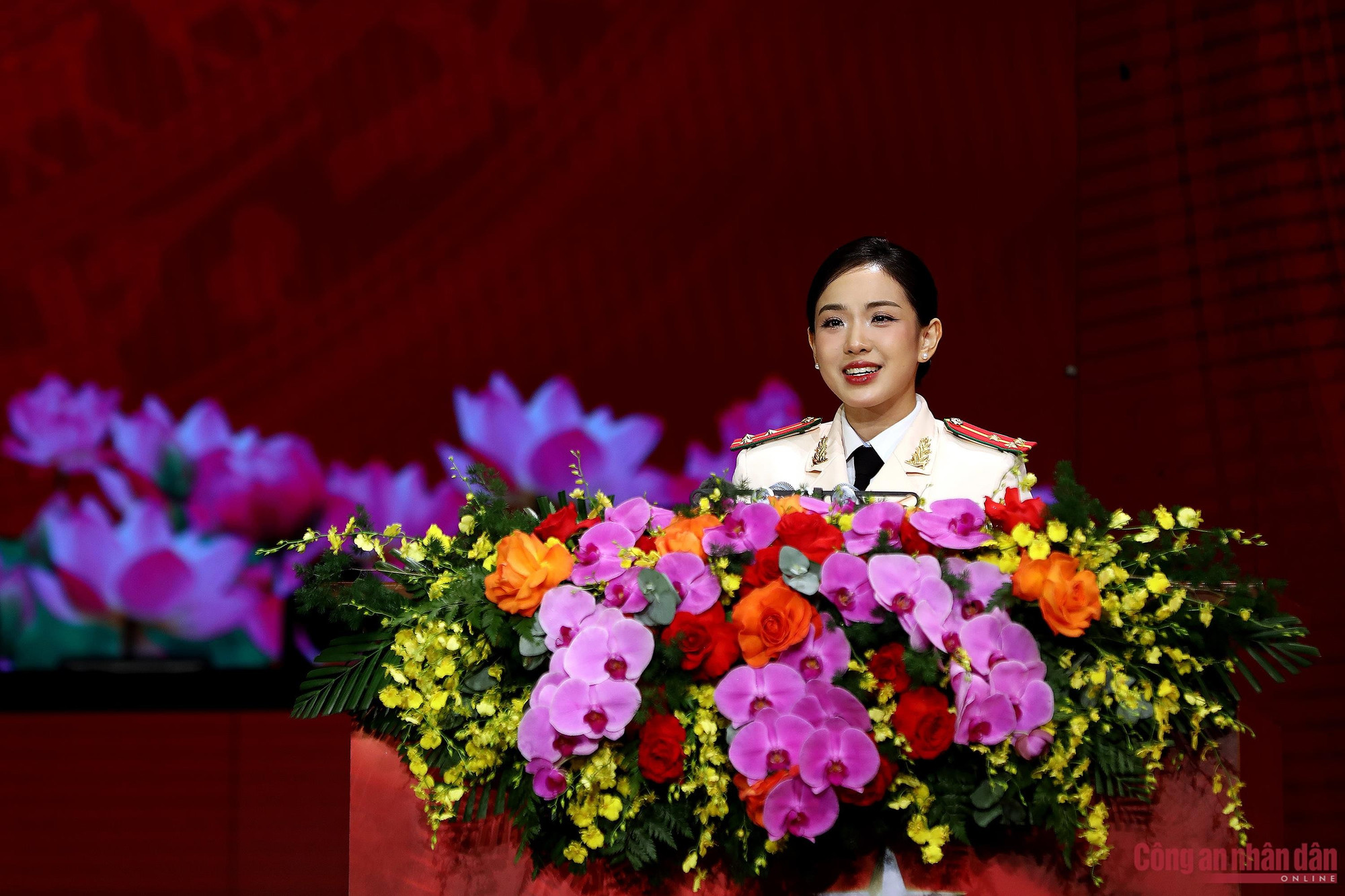 Thượng úy Trần Hà My, đoàn viên thanh niên Bộ Tư lệnh Cảnh vệ, đại diện cho tuổi trẻ CAND phát biểu tại Lễ kỷ niệm.