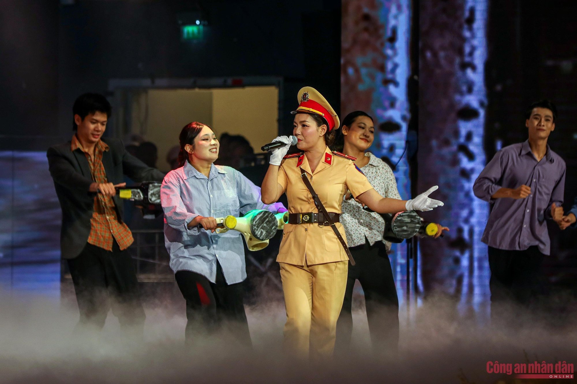 Toàn cảnh Lễ Kỷ niệm 80 năm Ngày Truyền thống CAND và đón nhận Huân chương Sao Vàng ảnh 21