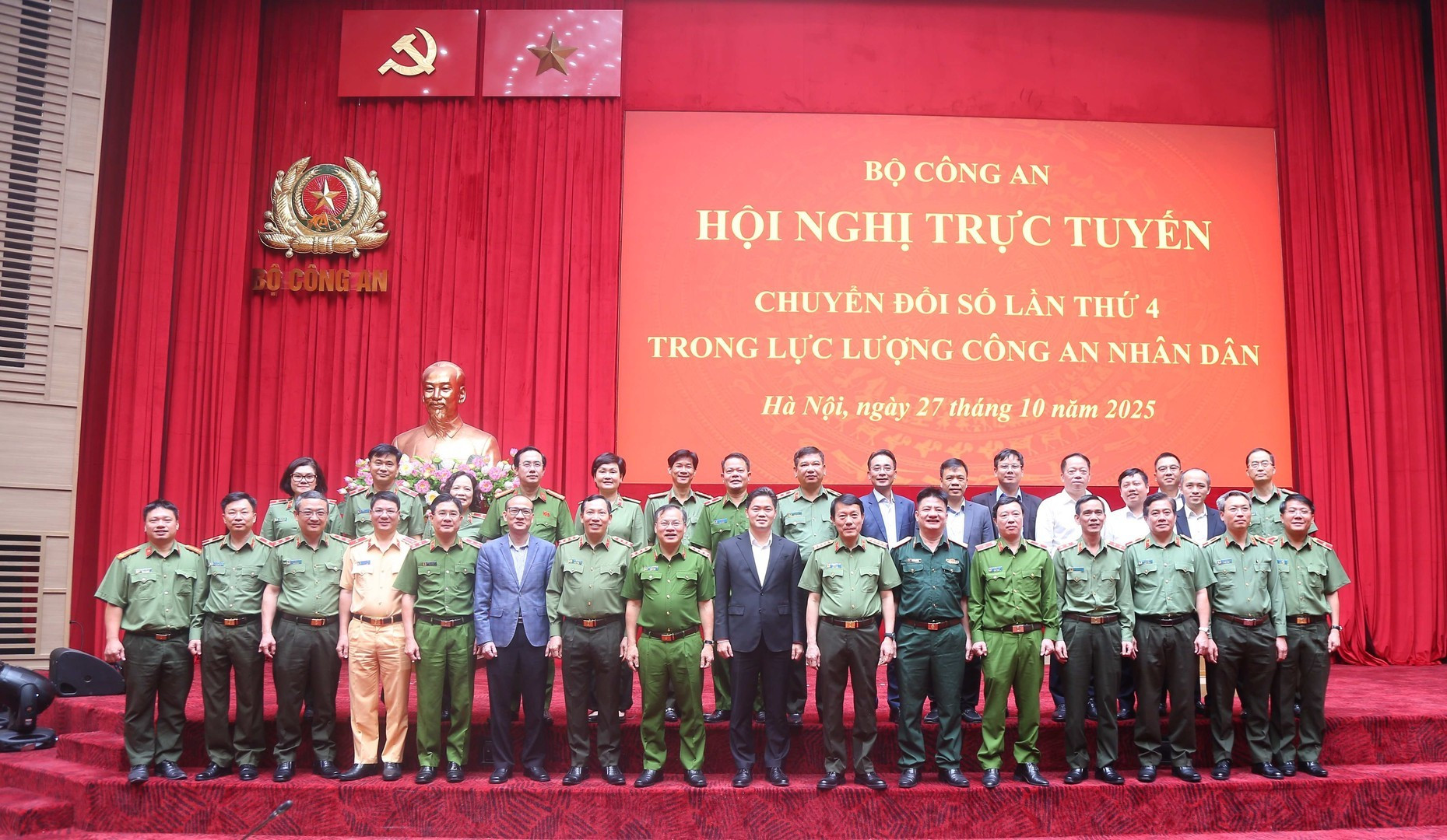 Bộ trưởng Lương Tam Quang và các đại biểu dự Hội nghị.