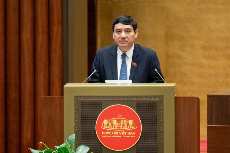 Chủ nhiệm Ủy ban Văn hóa và Xã hội của Quốc hội Nguyễn Đắc Vinh trình bày báo cáo thẩm tra.