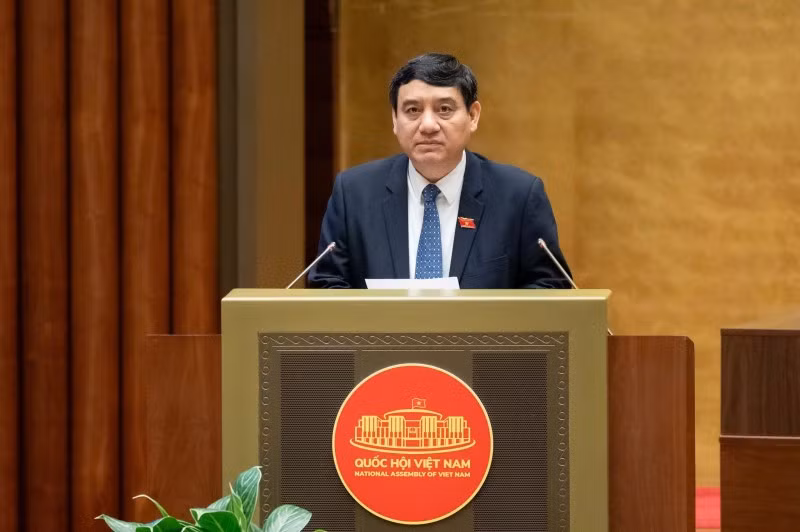 Chủ nhiệm Ủy ban Văn hóa và Xã hội của Quốc hội Nguyễn Đắc Vinh trình bày báo cáo thẩm tra.