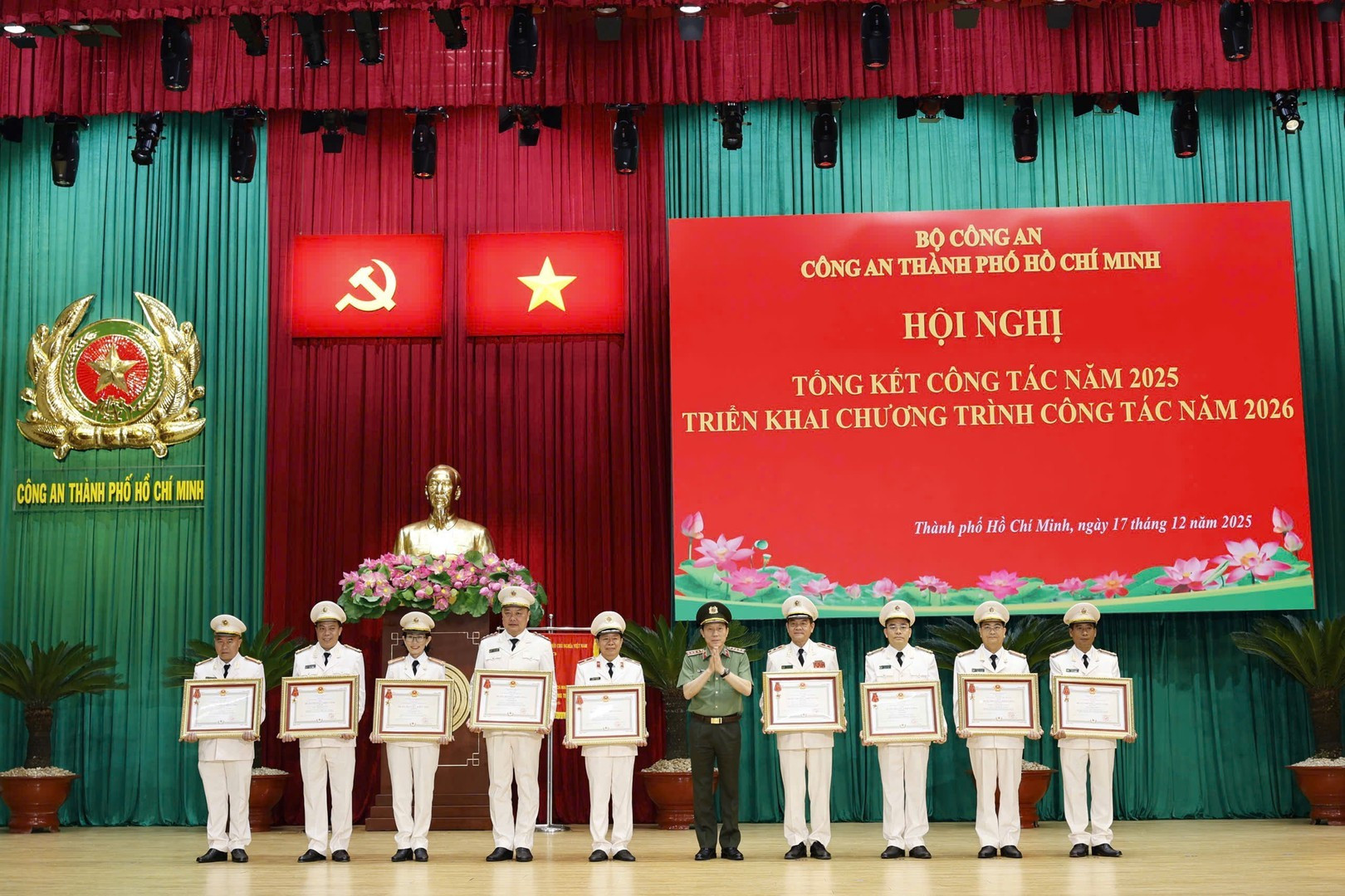 Các tập thể, cá nhân được nhận Huân chương chiến công của Chủ tịch nước