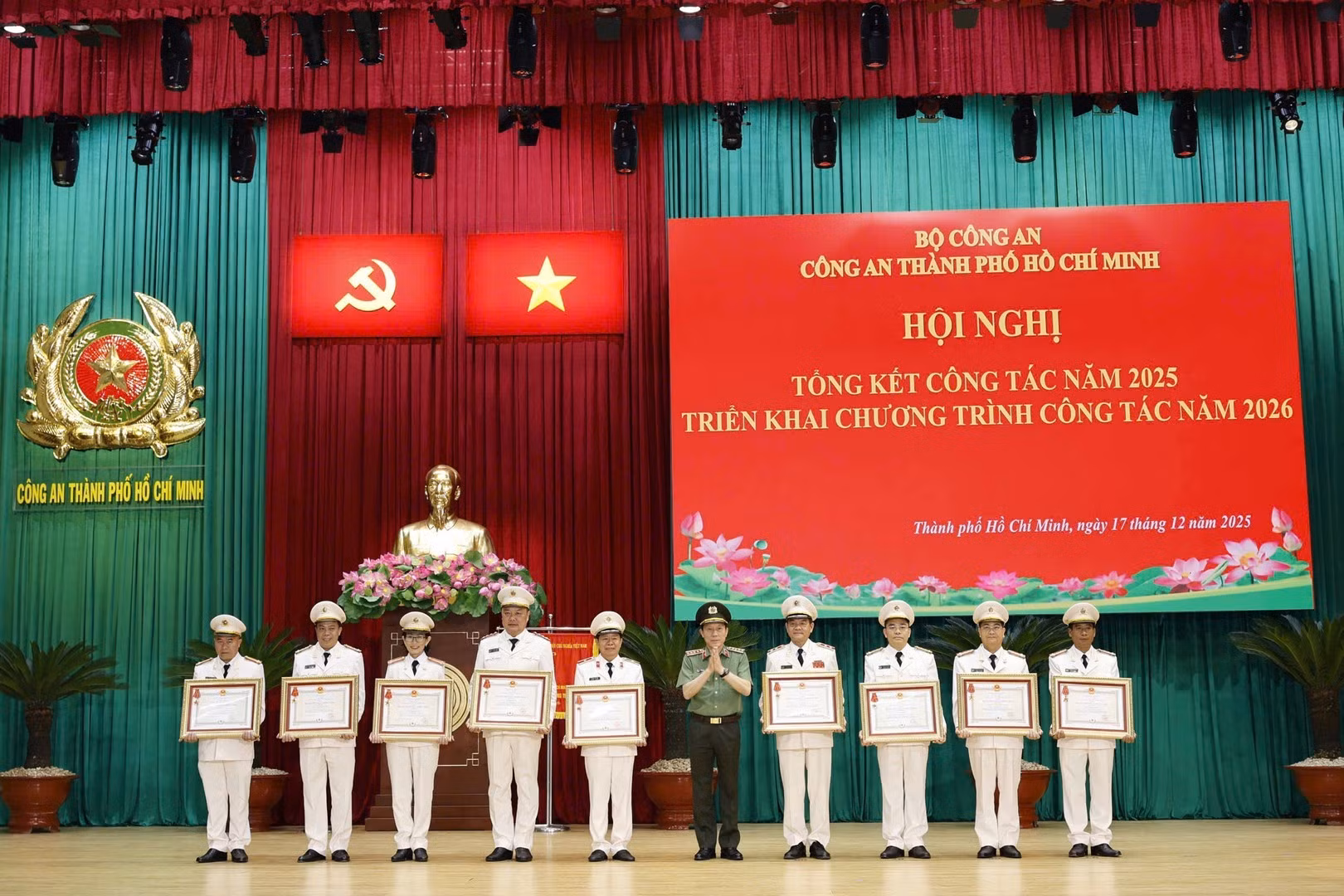 Các tập thể, cá nhân được nhận Huân chương chiến công của Chủ tịch nước