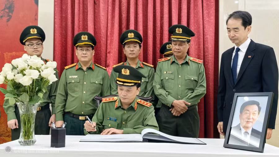 Lãnh đạo Bộ Công an viếng nguyên Thủ tướng Trung Quốc Chu Dung Cơ