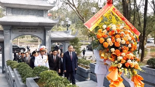 Tổng Bí thư Tô Lâm dâng hương tưởng niệm các Tổng Bí thư Trần Phú và Hà Huy Tập