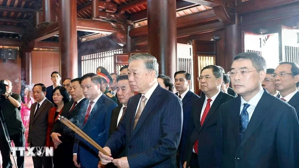 Tổng Bí thư Tô Lâm dâng hương tưởng niệm Chủ tịch Hồ Chí Minh tại Nghệ An