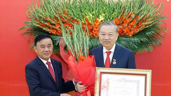 Trao Huy hiệu 45 năm tuổi Đảng tặng Tổng Bí thư Tô Lâm