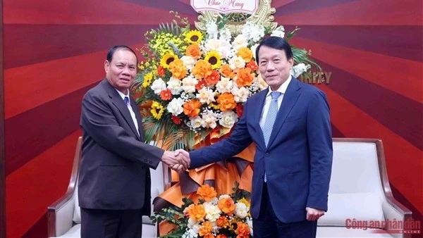 Tiếp tục vun đắp quan hệ hữu nghị Việt Nam – Lào