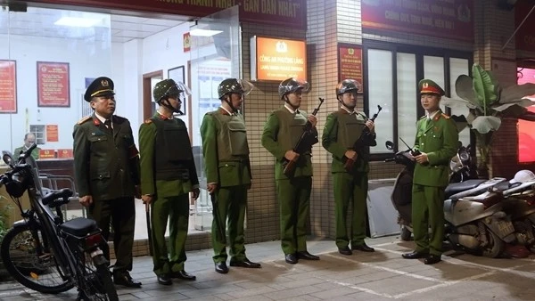 Công an phường Láng tuần tra bảo đảm ANTT Đại hội XIV của Đảng