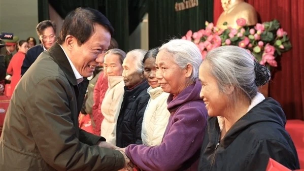 Bộ trưởng Lương Tam Quang tặng quà Tết cho hộ nghèo, người lao động tỉnh Hưng Yên