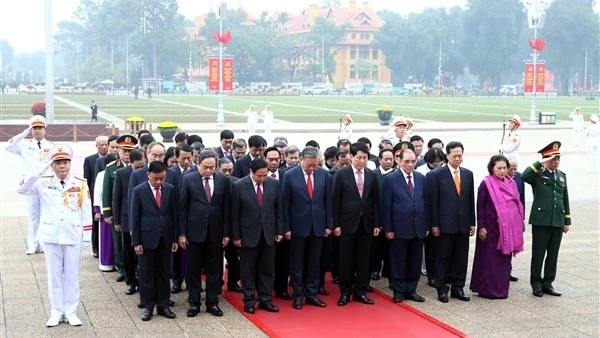 Lãnh đạo Đảng, Nhà nước và Bộ Công an vào Lăng viếng Chủ tịch Hồ Chí Minh