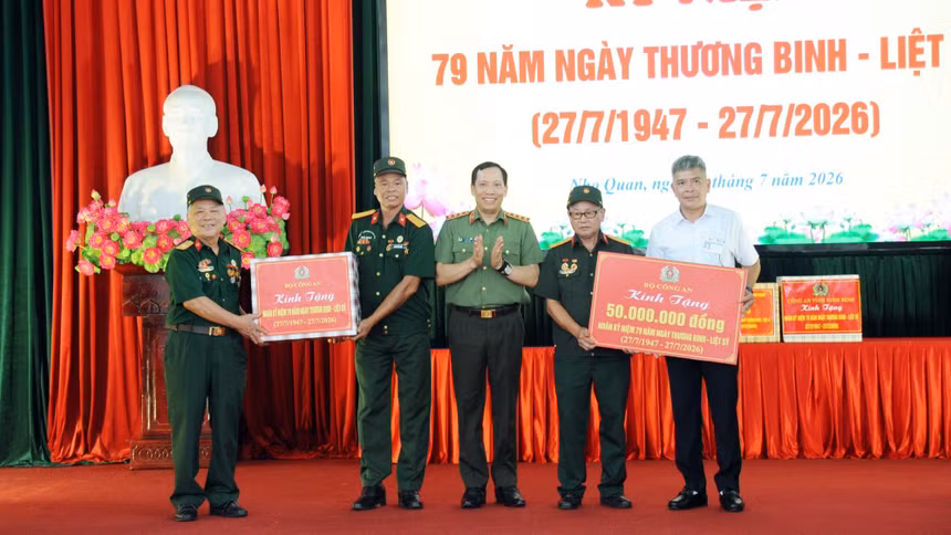 Bộ Công an thăm, tặng quà Trung tâm điều dưỡng thương binh Nho Quan