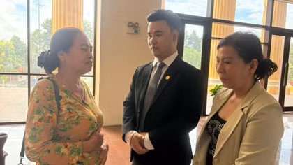 Mẹ cố diễn viên Đức Tiến (bên trái) và luật sư trao đổi trước khi phiên tòa diễn ra.