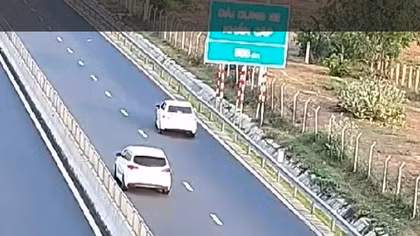 Lập biên bản nữ tài xế lùi xe trên cao tốc Vĩnh Hảo - Phan Thiết