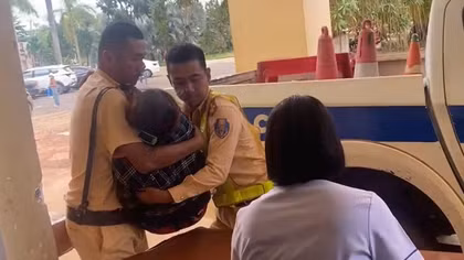 Kịp thời đưa người phụ nữ ngã ven đường đi cấp cứu
