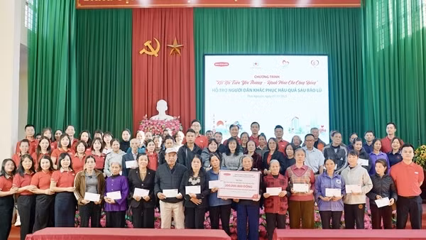 Dai-ichi Life Việt Nam hỗ trợ 3,8 tỷ đồng cho người dân tái thiết cuộc sống sau thiên tai