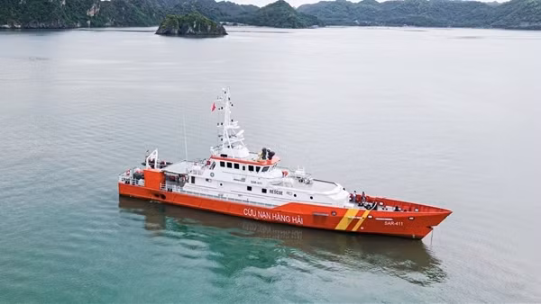 Lao vào tâm bão để cứu người