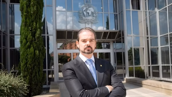 INTERPOL siết vòng vây với tội phạm dược phẩm trực tuyến