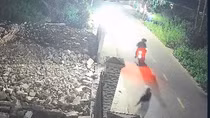 Trộm chó manh động đe dọa tông xe chủ nhà
