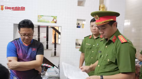 Cơ quan CSĐT tống đạt các quyết định tố tụng đối với Trường.