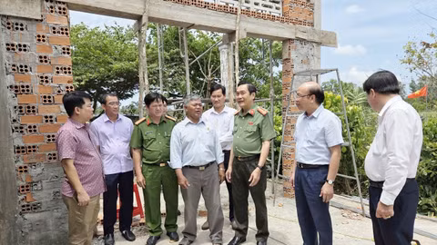 Đại tá Hồ Việt Triều, Giám đốc Công an Cà Mau kiểm tra tiến độ thi công xây dựng nhà tình nghĩa tặng ông Lý Huỳnh (ấp Sào Lưới B, xã Đá Bạc). 