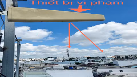Thiết bị kích sóng di động trái phép được lắp đặt trên mái nhà của hộ kinh doanh nhằm mục đích tăng mức phủ sóng. 