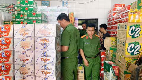 Công an phường Thốt Nốt kiểm tra cơ sở kinh doanh có liên quan đến vụ tiêu thụ tài sản bị trộm cắp. 