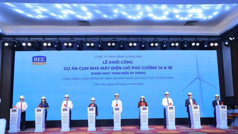 Các đại biểu thực hiện nghi thức khởi công dự án điện gió Phú Cường 1A và 1B - hạng mục Trạm biến áp 220kV. 