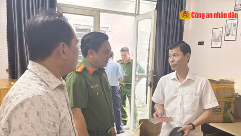 Đại tá Nguyễn Thanh Bình (áo trắng), Phó Giám đốc Công an TP Cần Thơ trực tiếp có mặt tại hiện trường chỉ đạo vụ việc.