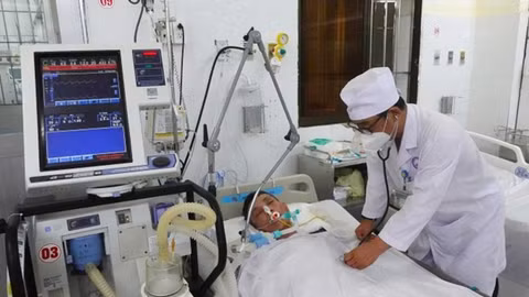 Một người tử vong, hai người cấp cứu do ngộ độc rượu ở Cà Mau