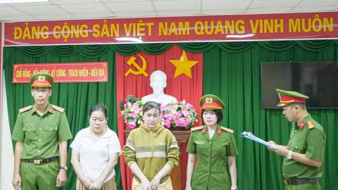 Cơ quan CSĐT tống đạt các quyết định tố tụng đối với Đông và Giang. 