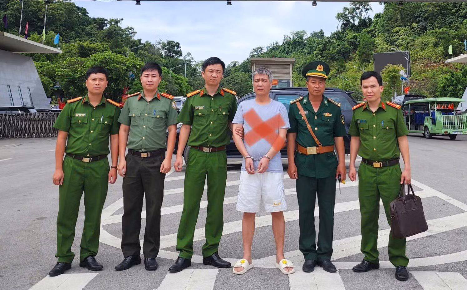 cong-an-tinh-bac-ninh-phoi-hop-voi-van-phong-co-quan-canh-sat-dieu-tra-bo-cong-an-ban-giao-doi-tuong-zhang-shixing-cho-co-quan-chuc-nang-trung-quoc.jpg