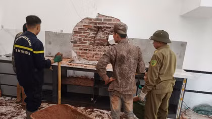 Đất, đá sạt lở vào nhà dân, Công an Sơn La khẩn trương hỗ trợ