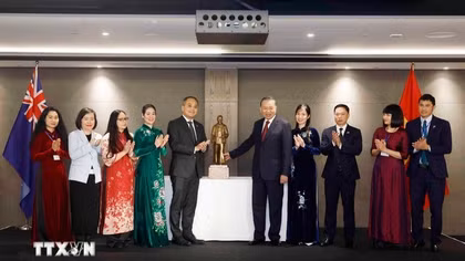 Tổng Bí thư, Chủ tịch nước Tô Lâm gặp gỡ cán bộ, nhân viên sứ quán và người Việt Nam tại New Zealand