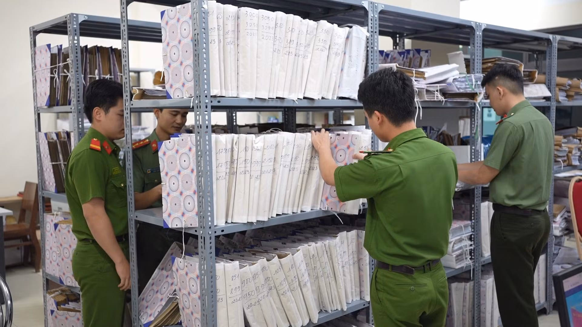 Trước đây, việc tra cứu pháp luật đa phần đều thực hiện thủ công, mất rất nhiều thời gian, công sức cho cán bộ chiến sĩ.