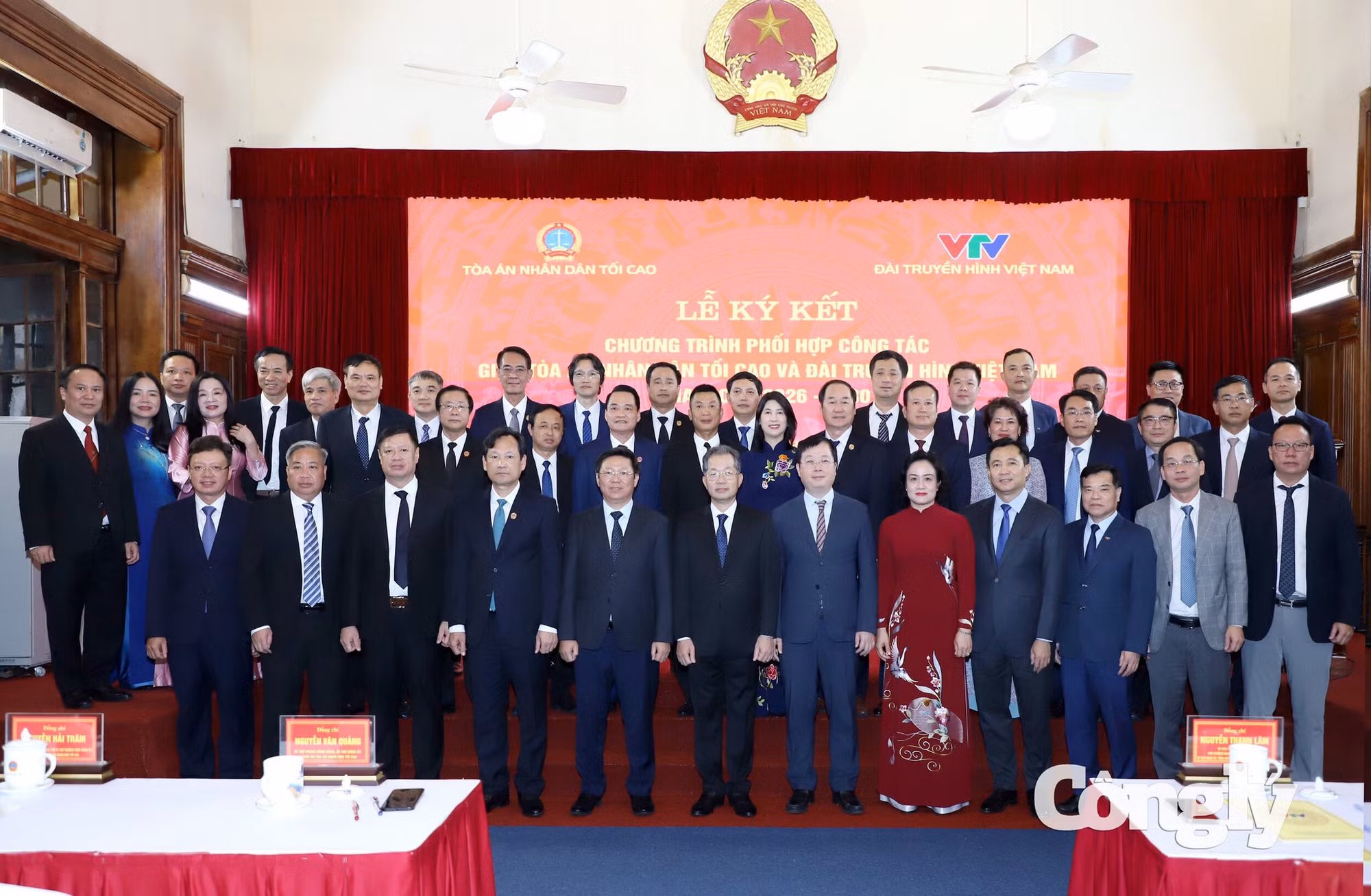 Các đại biểu chụp ảnh lưu niệm.