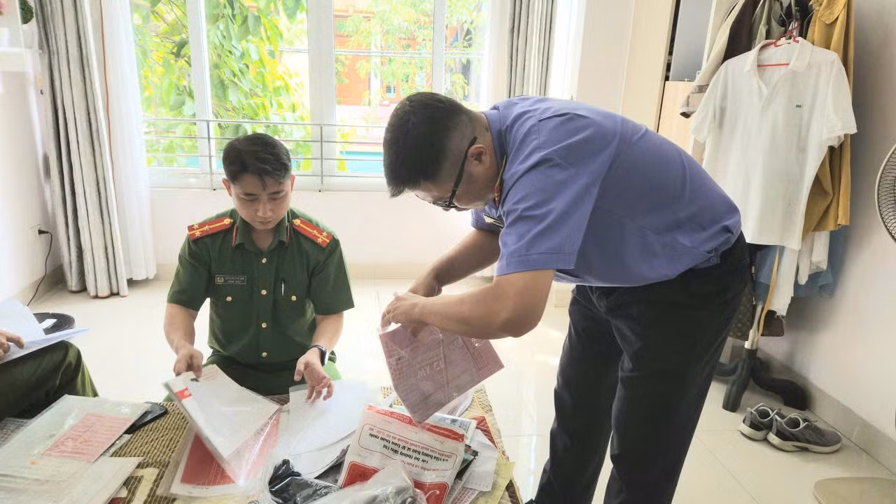 Cơ quan CSĐT thi hành Lệnh khám xét nơi ở của các đối tượng.