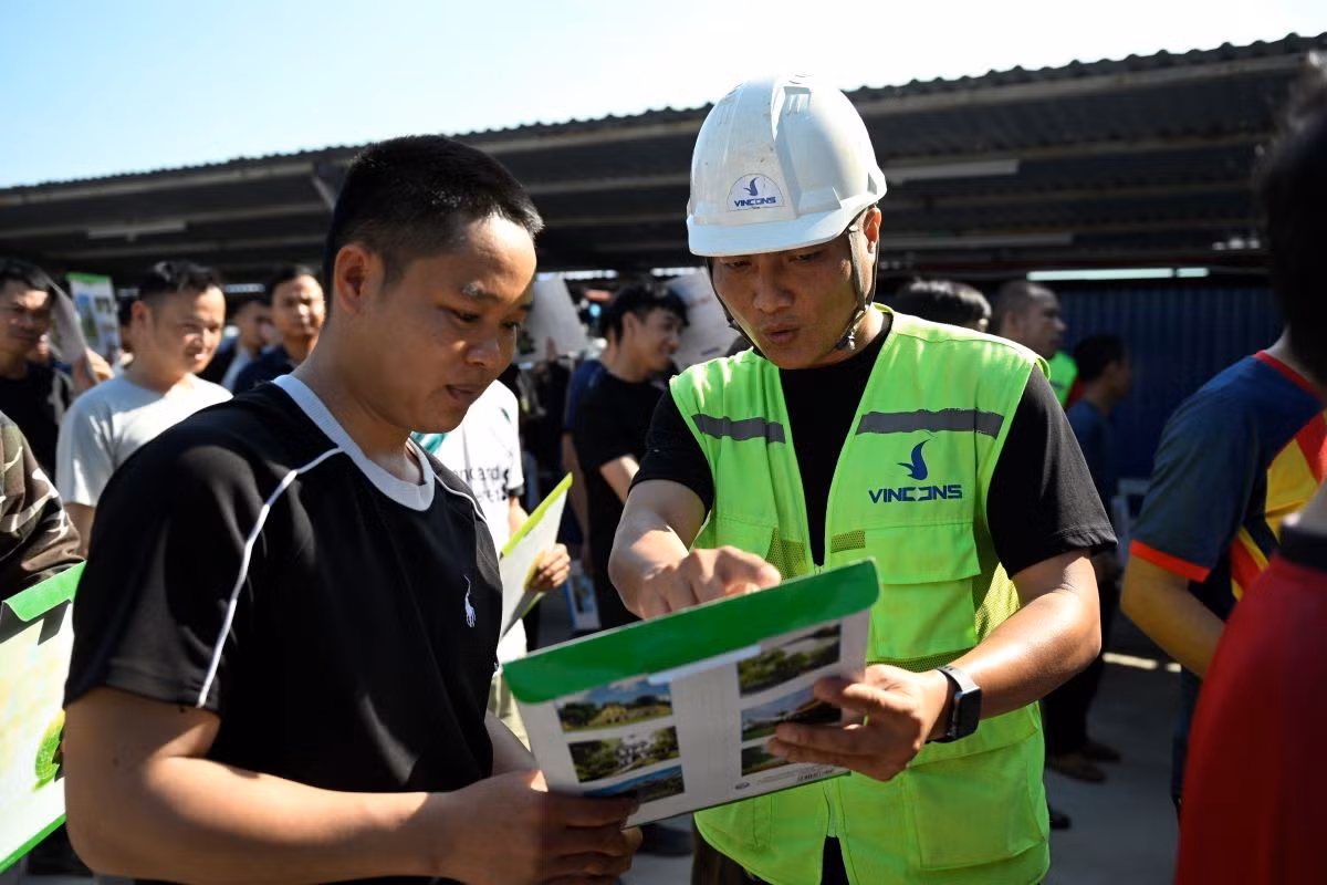 Người lao động đến ứng tuyển được hướng dẫn và tư vấn các vị trí công việc phù hợp.