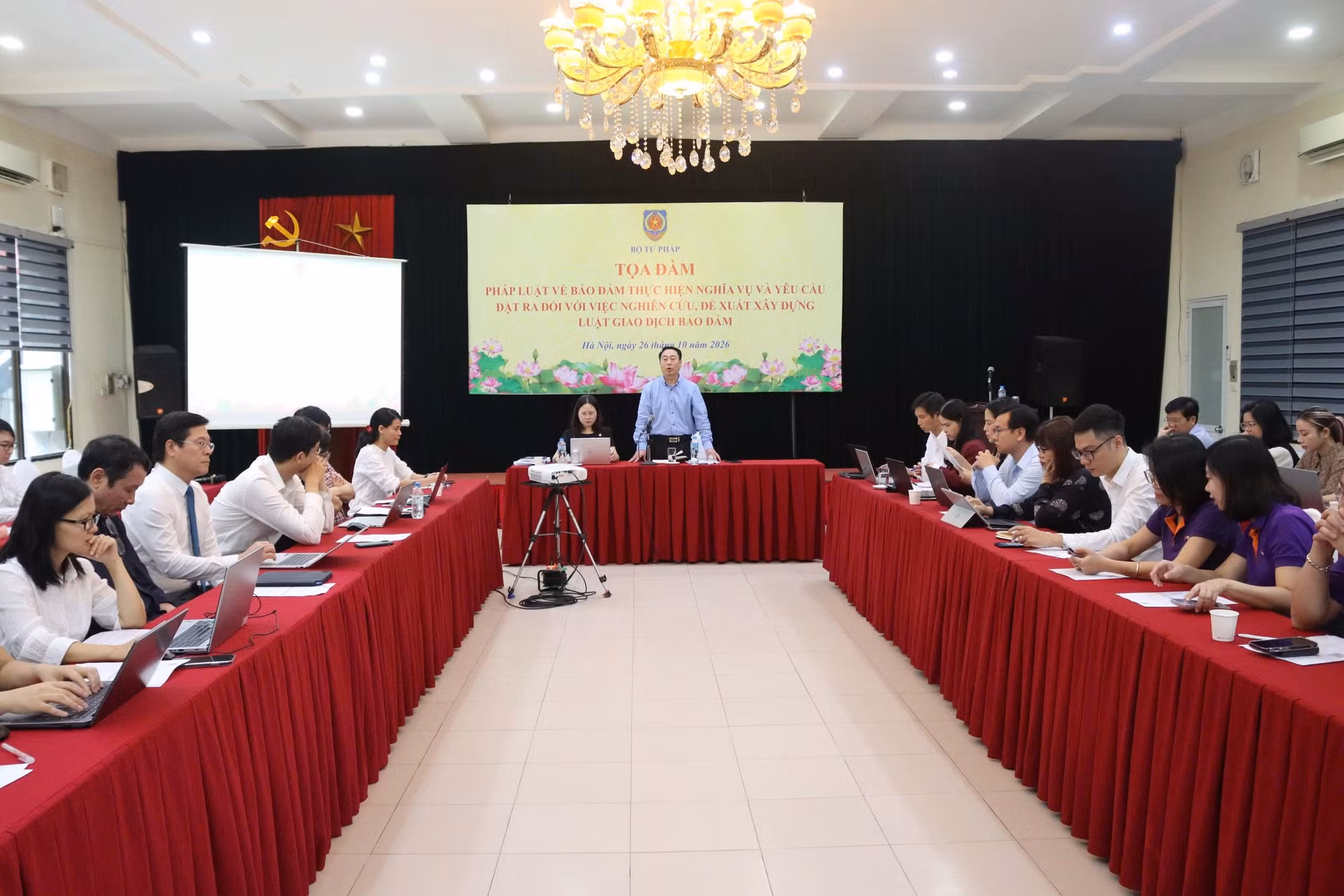 Cục trưởng Cục Đăng ký biện pháp bảo đảm và Bồi thường nhà nước Lê Vệ Quốc phát biểu khai mạc tọa đàm.