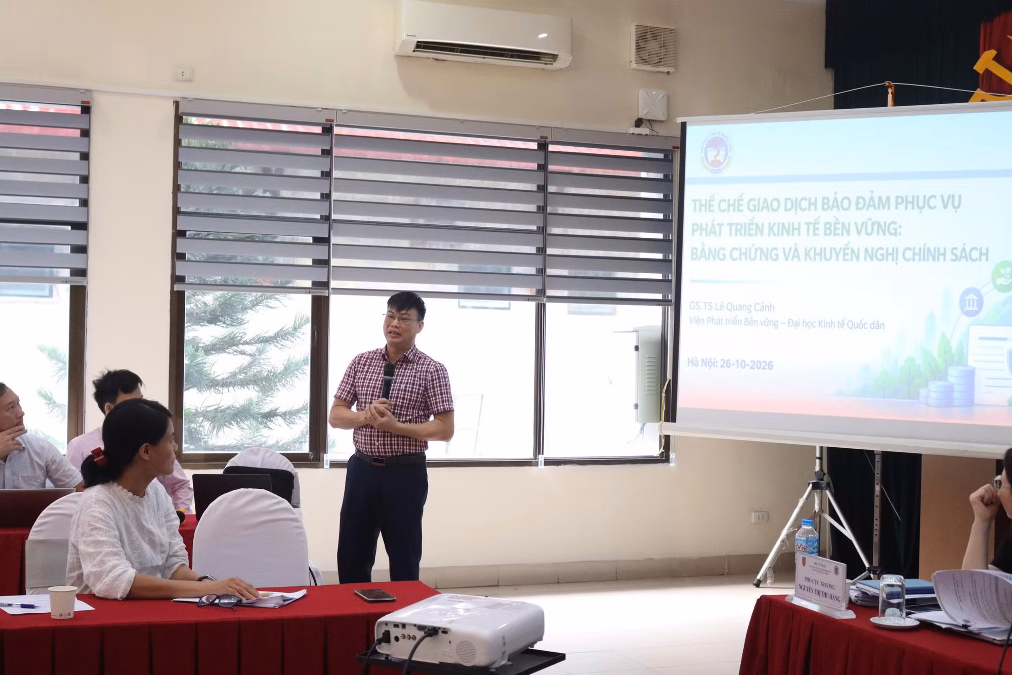 Các đại biểu thảo luận tại tọa đàm.