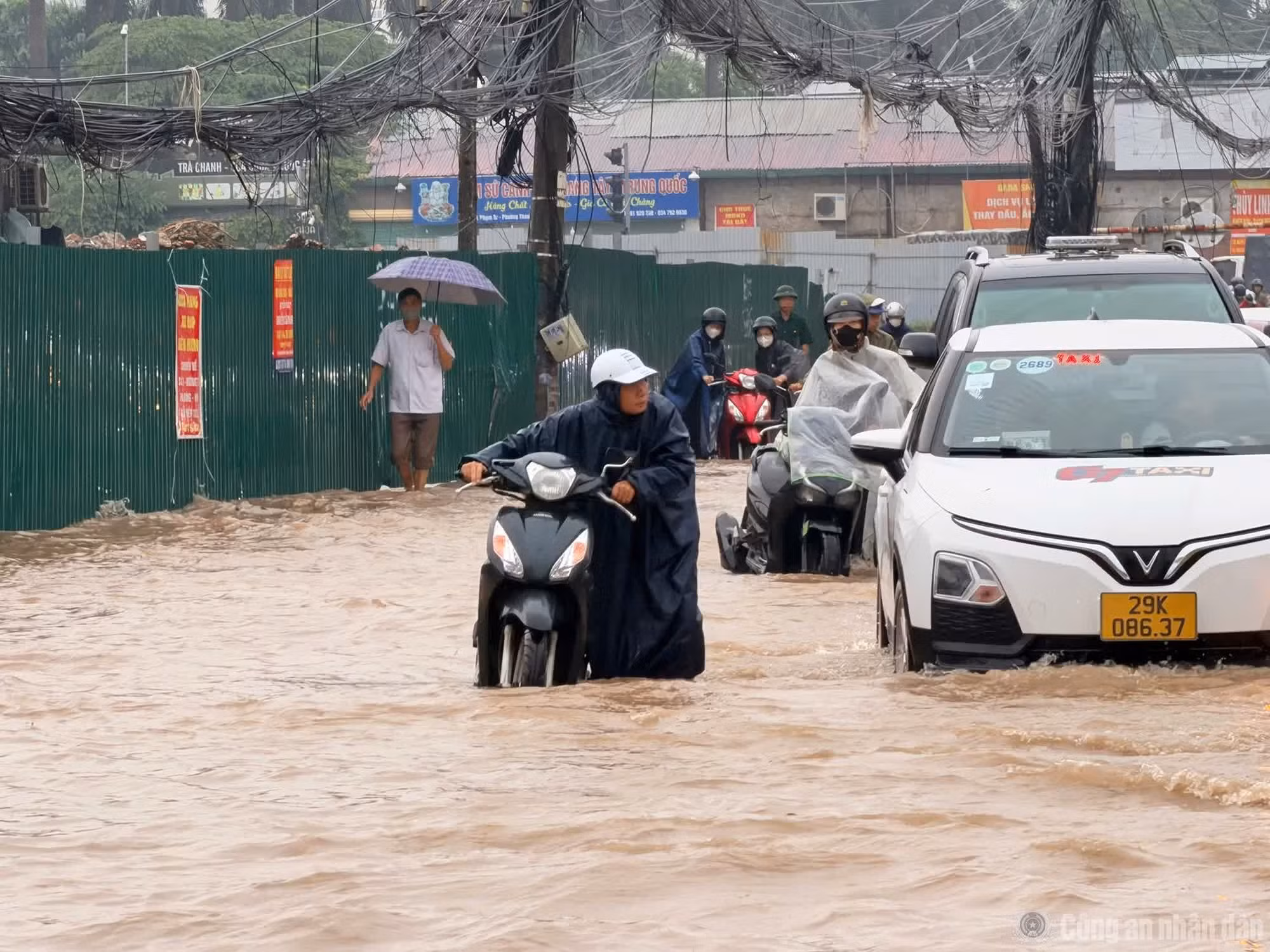 Nhiều người điều khiển xe phải giảm tốc độ, dò đường qua những đoạn nước sâu. Ảnh: Bảo Châu