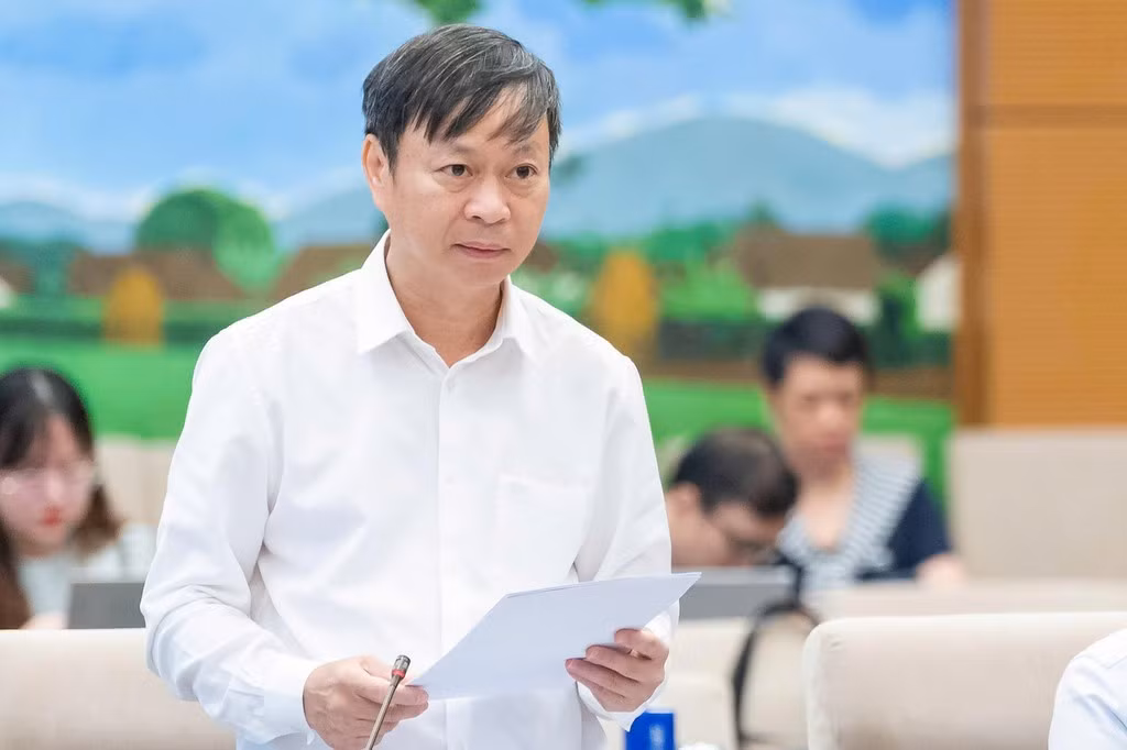 Thứ trưởng Bộ Khoa học và Công nghệ Hoàng Minh trình bày tóm tắt tờ trình về dự án Luật sửa đổi, bổ sung một số điều của Luật Sở hữu trí tuệ.