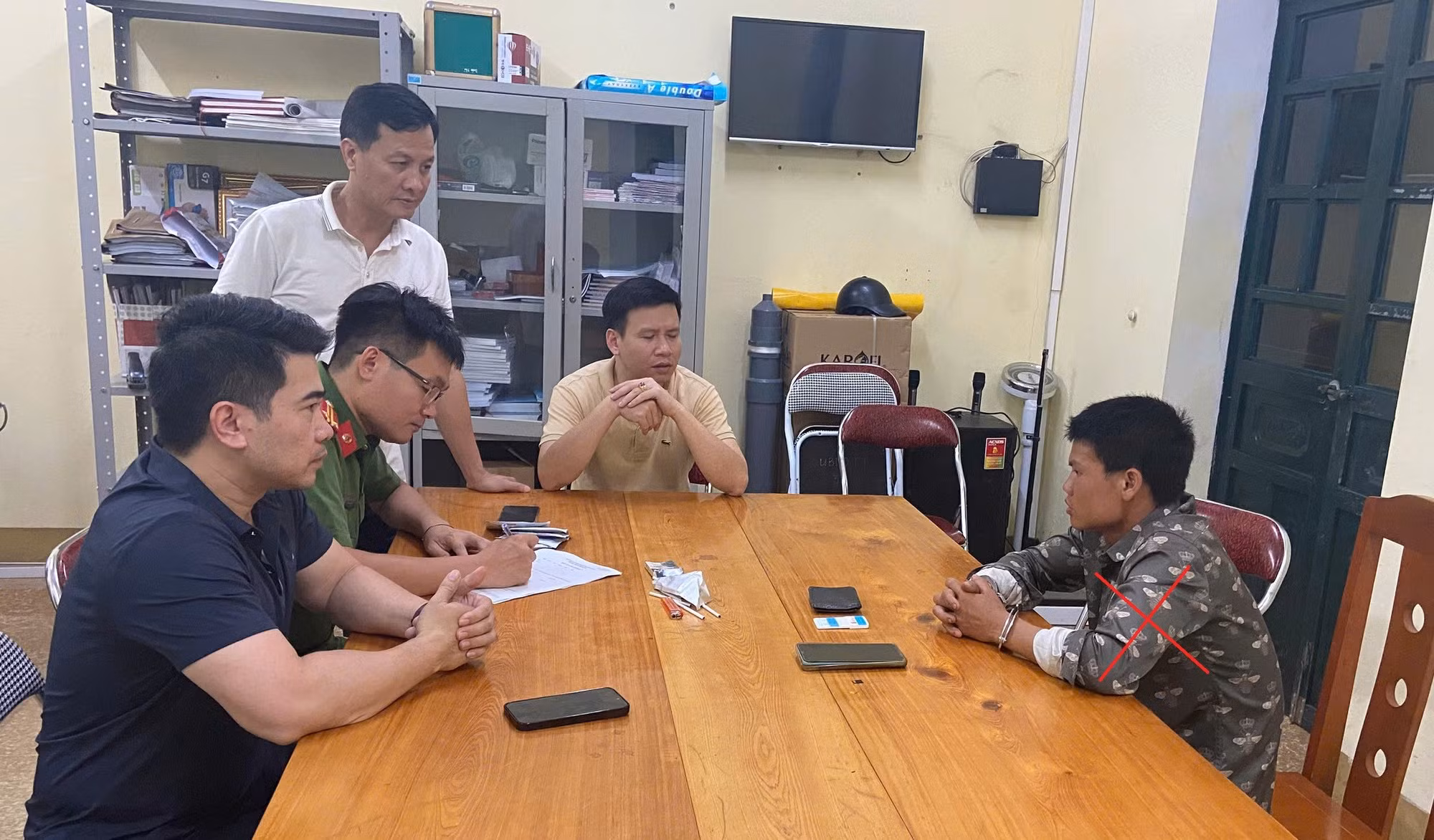 Lực lượng Công an tỉnh Sơn La và Công an tỉnh Lào Cai đấu tranh, lấy lời khai đối tượng Hà Văn Tý.