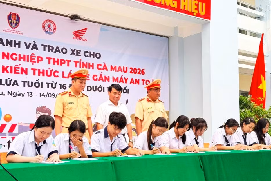 Đại diện các chi đoàn học sinh Trường THPT Giá Rai ký cam kết chấp hành các quy định về TTATGT trong năm học 2026 – 2027.