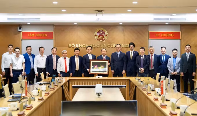 Bộ trưởng Bộ Khoa học và Công nghệ Vũ Hải Quân cùng đoàn công tác chụp ảnh kỷ niệm.